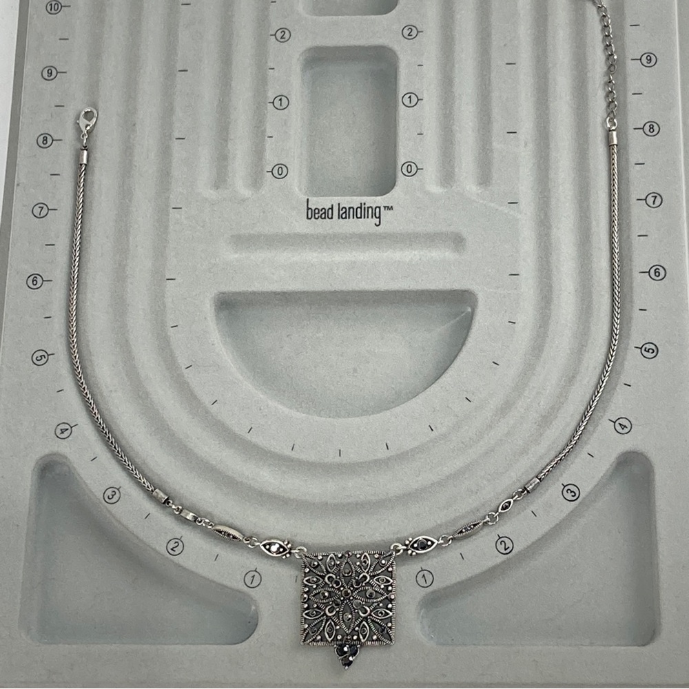 VTG black and silver tone necklace with a square pendant - Picture 3 of 11